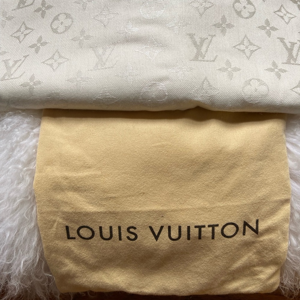 Monogram Shawl Louis Vuitton Cream color NEW